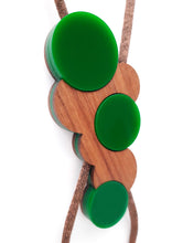 Load image into Gallery viewer, collana BLOB verde legno plexiglas
